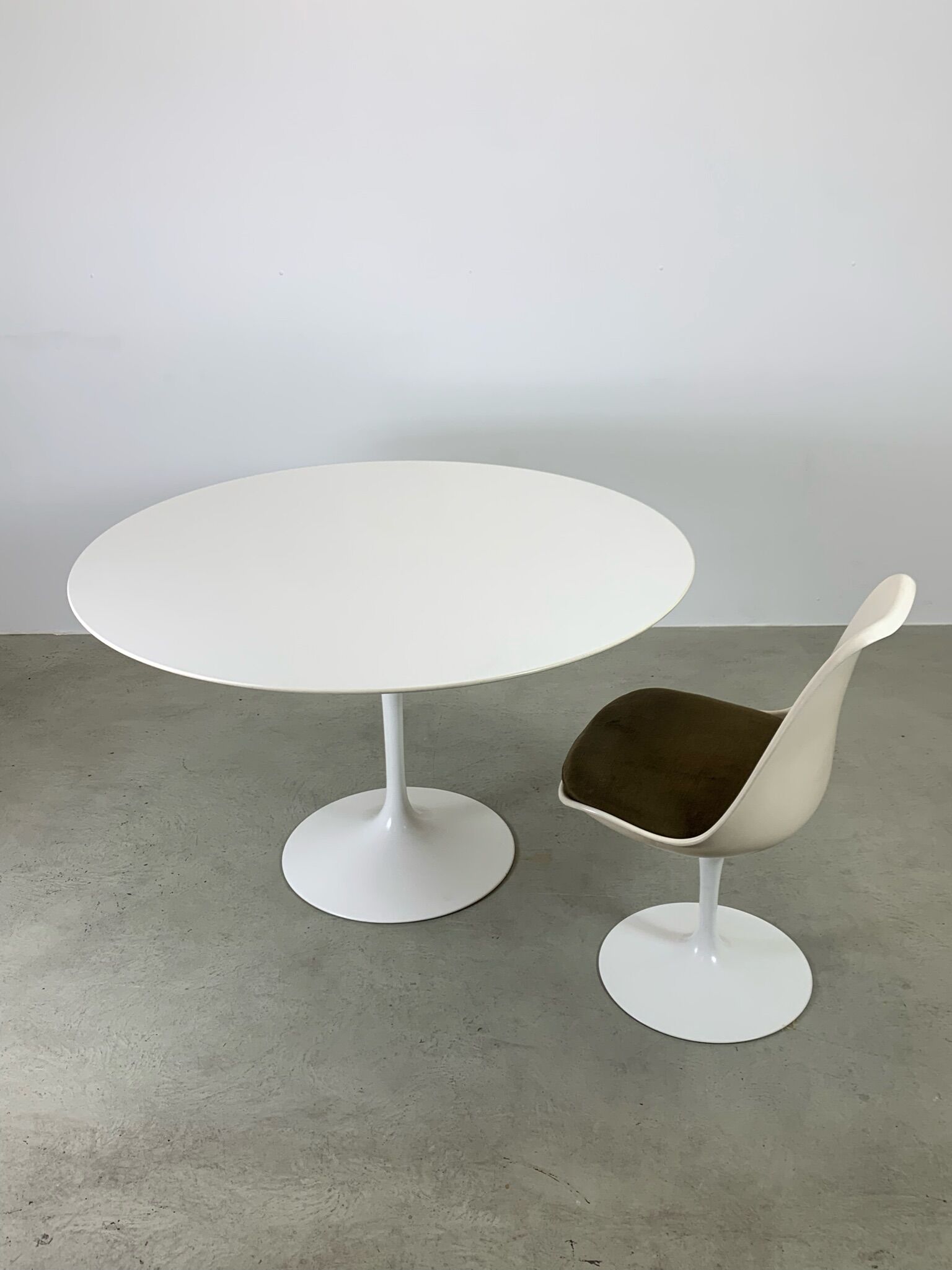 Eero Saarinen Tulip Dining Set with Swifel Chairs for Knoll International 1960s