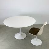 Eero Saarinen Tulip Dining Set with Swifel Chairs for Knoll International 1960s