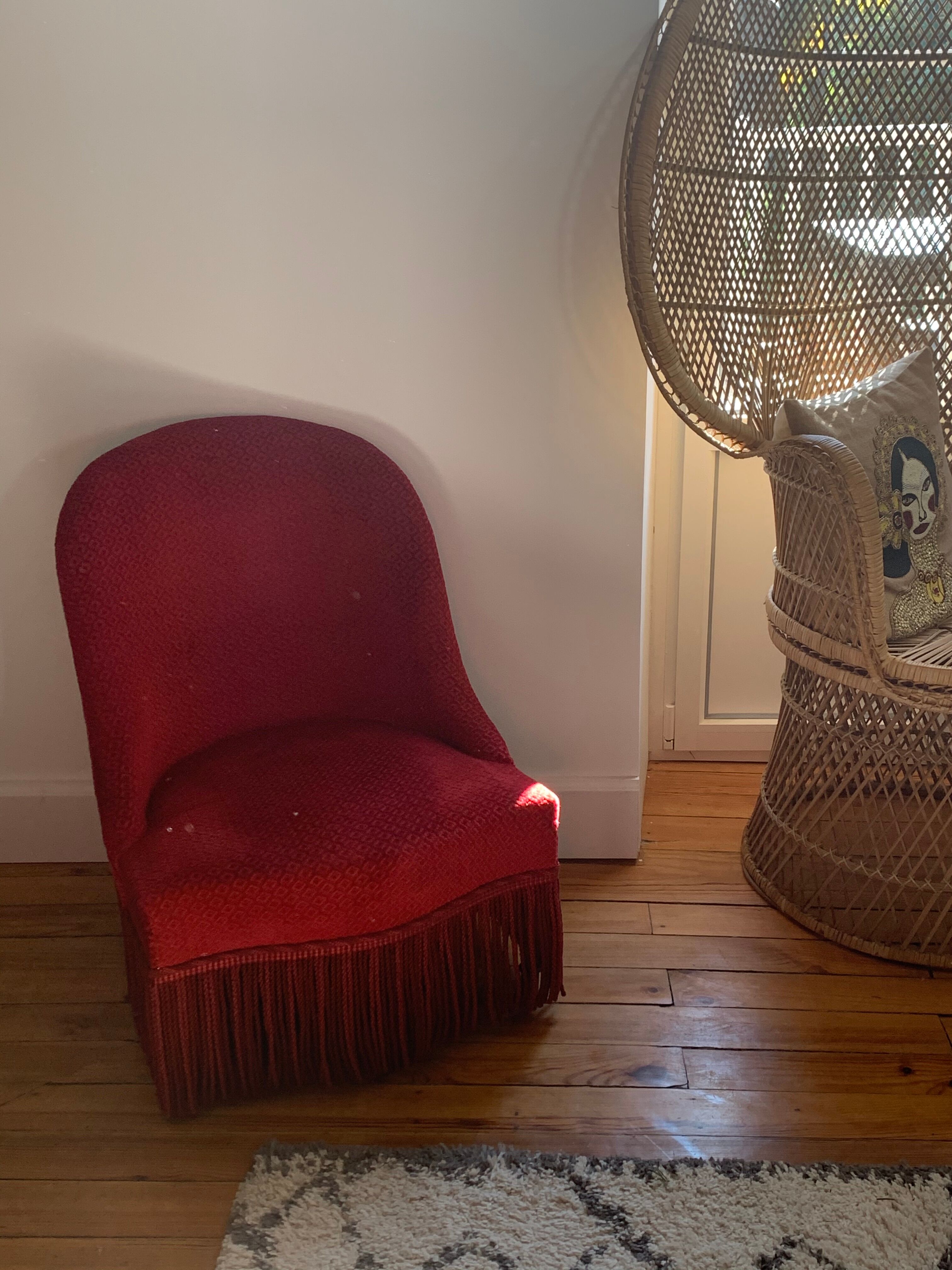 Red toad chair