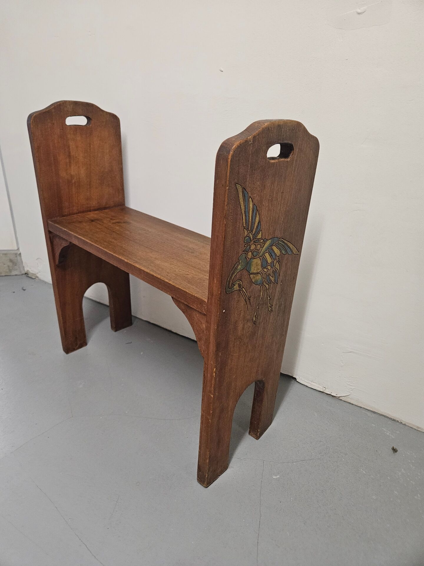 Petit banc en bois de campagne avec sculpture