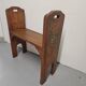 Petit banc en bois de campagne avec sculpture