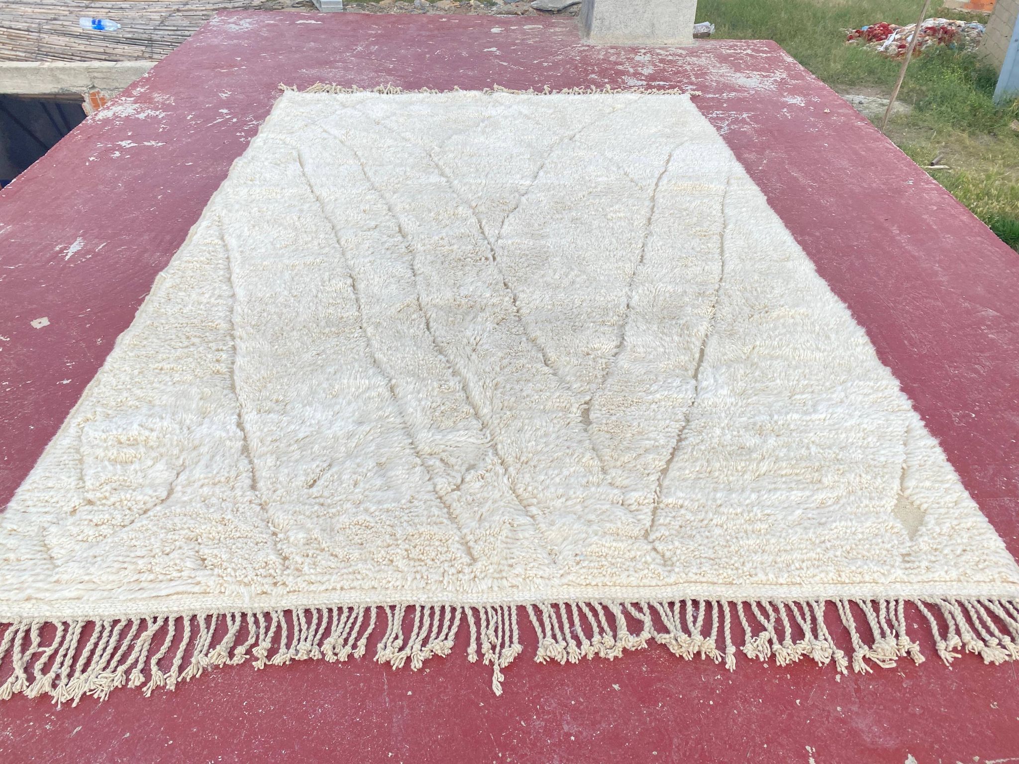 Large cream Beni Ouarain rug with tone-on-tone diamond pattern – 300 x 200 cm