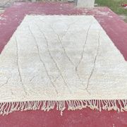 Large cream Beni Ouarain rug with tone-on-tone diamond pattern – 300 x 200 cm