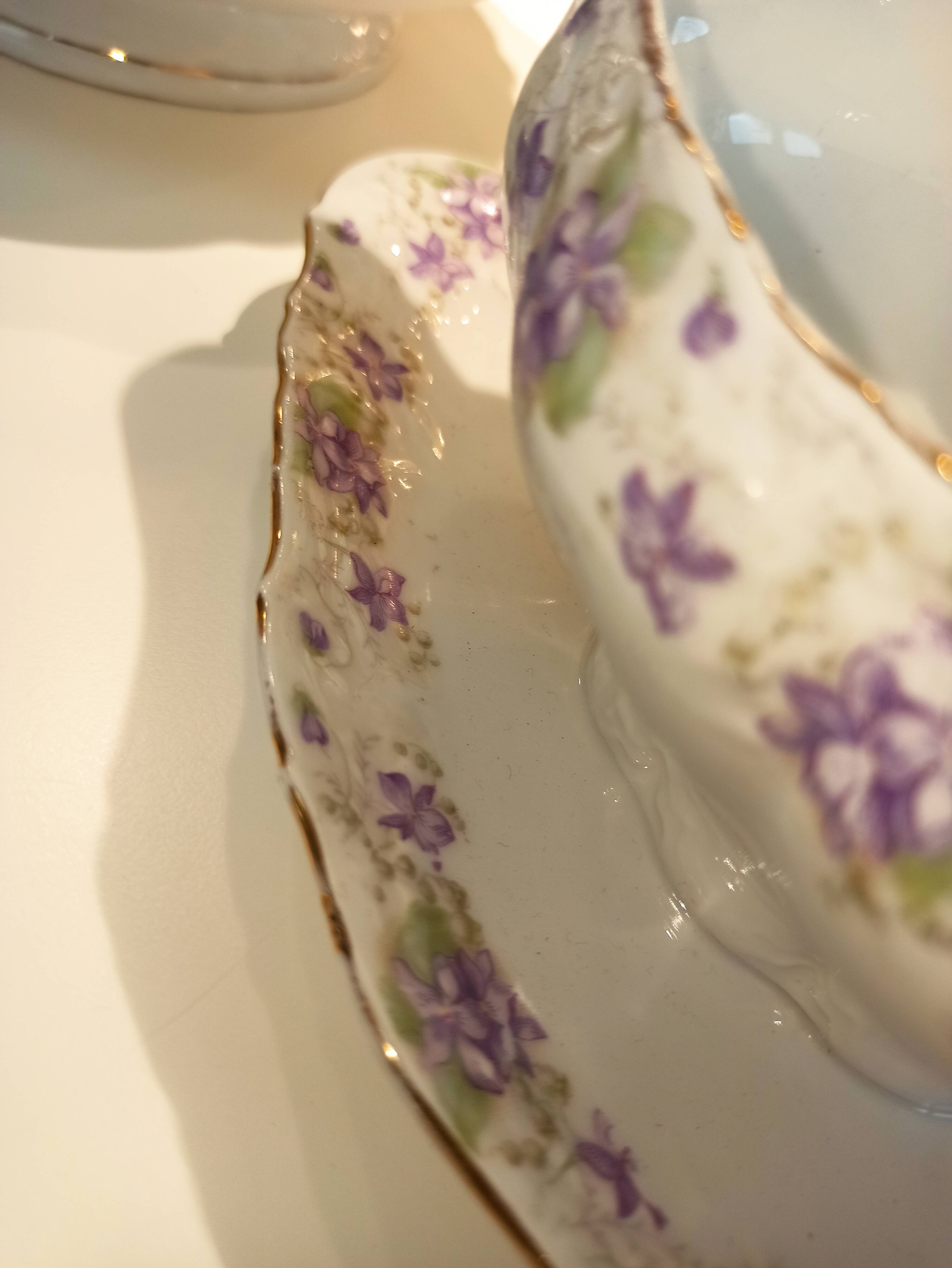 Table service 31 pieces in porcelain. Floral polychrome pattern
