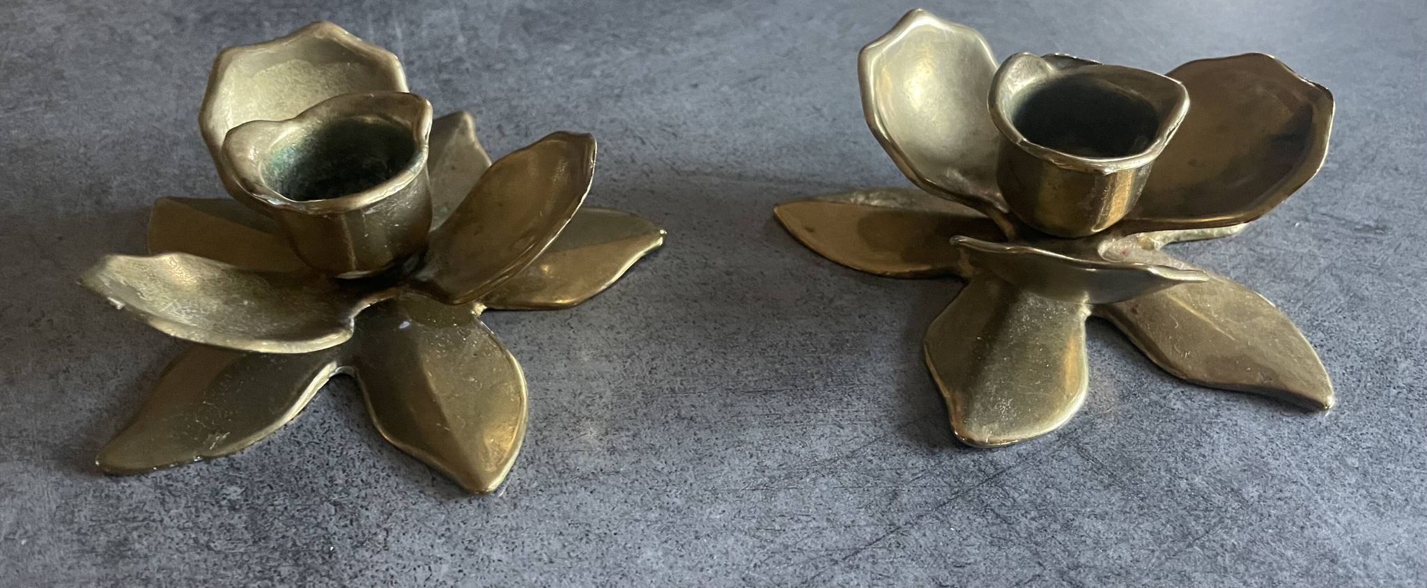 Pair of brass candle holders, duo of flowers vintage, 1970s