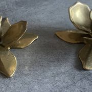 Pair of brass candle holders, duo of flowers vintage, 1970s