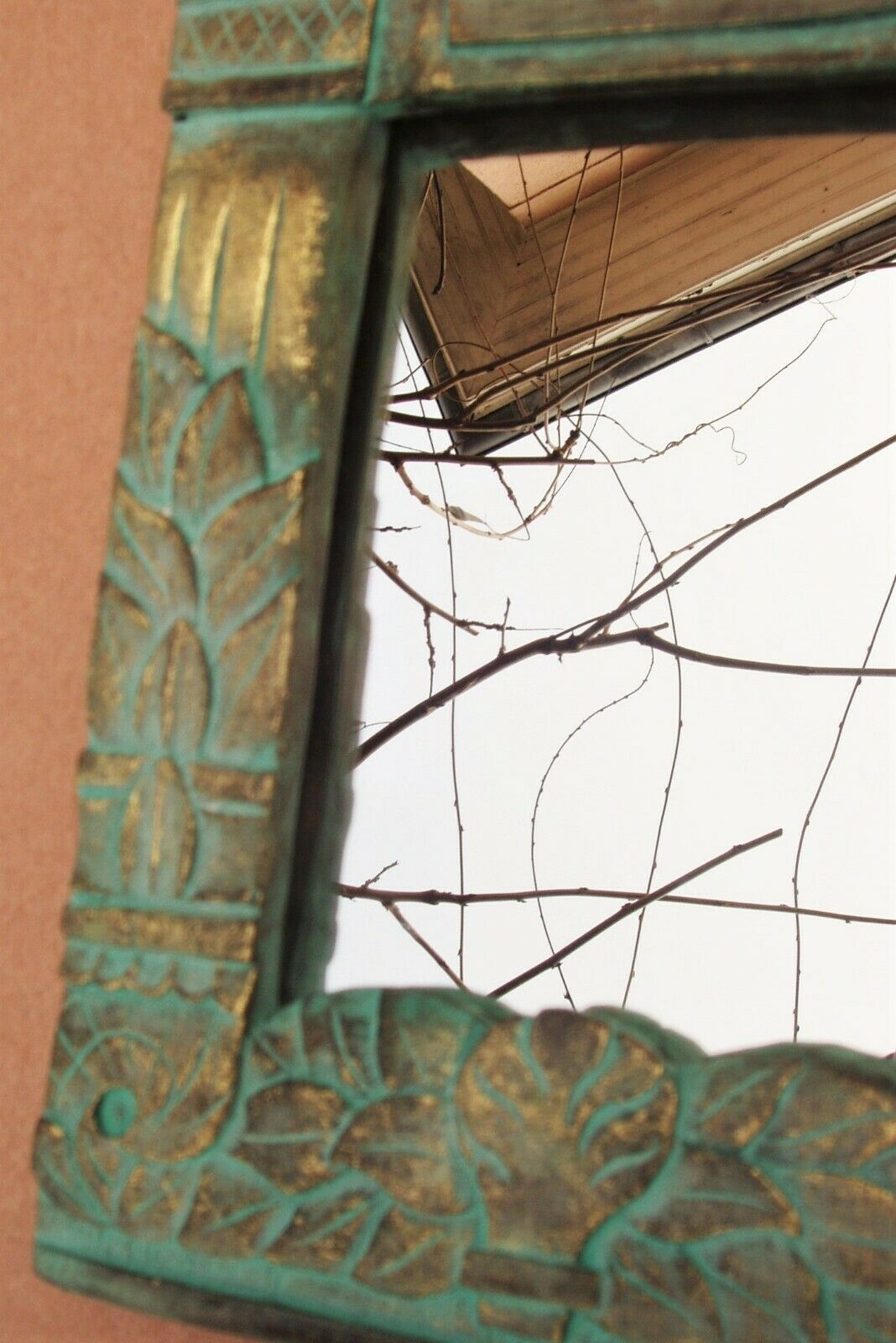 Petit miroir en bois sculpté à patine verte et dorée