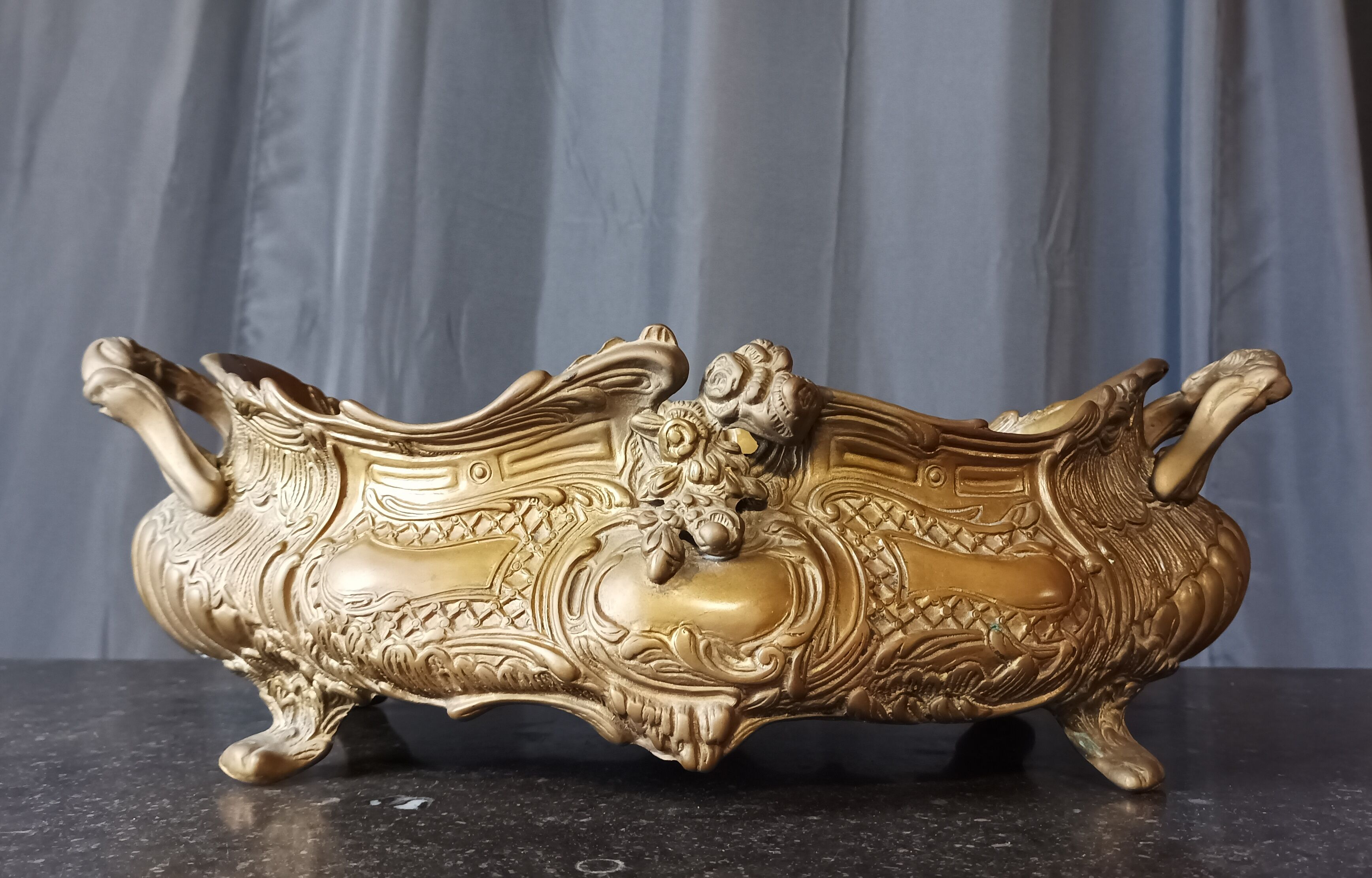 Planter in bronze rockery style