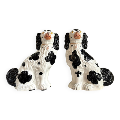 Paire de chiens Cavalier King Charles noirs en faïence Staffordshire, XIXème