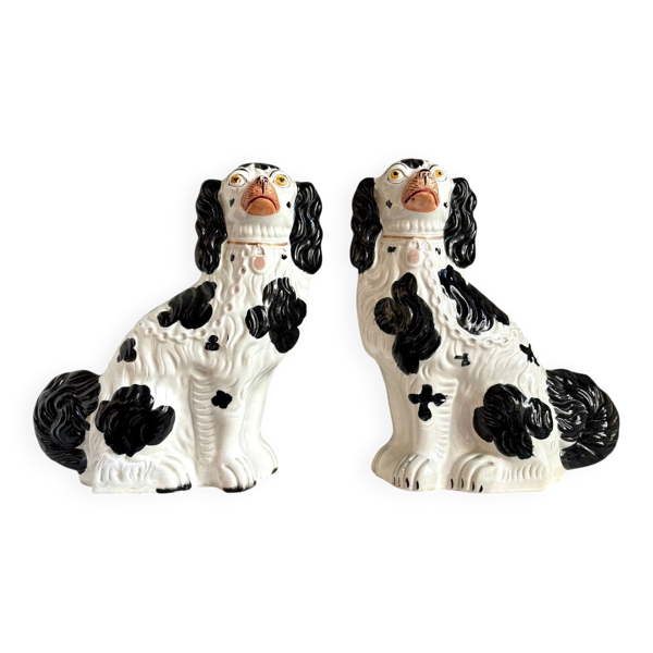 Paire de chiens Cavalier King Charles noirs en faïence Staffordshire, XIXème