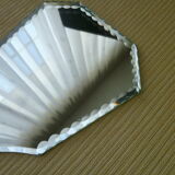 Bevelled hand mirror