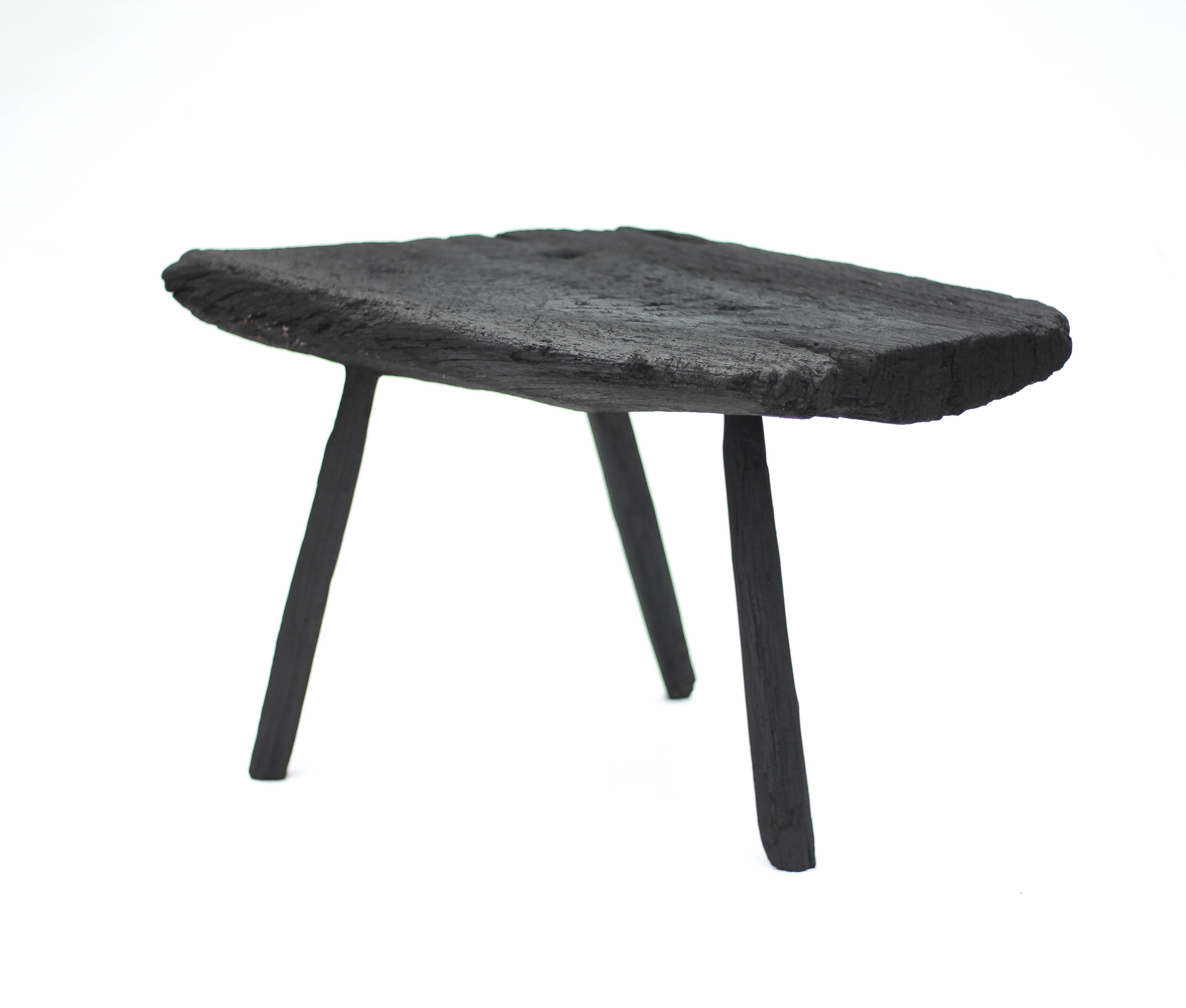 Table basse brutaliste tripode