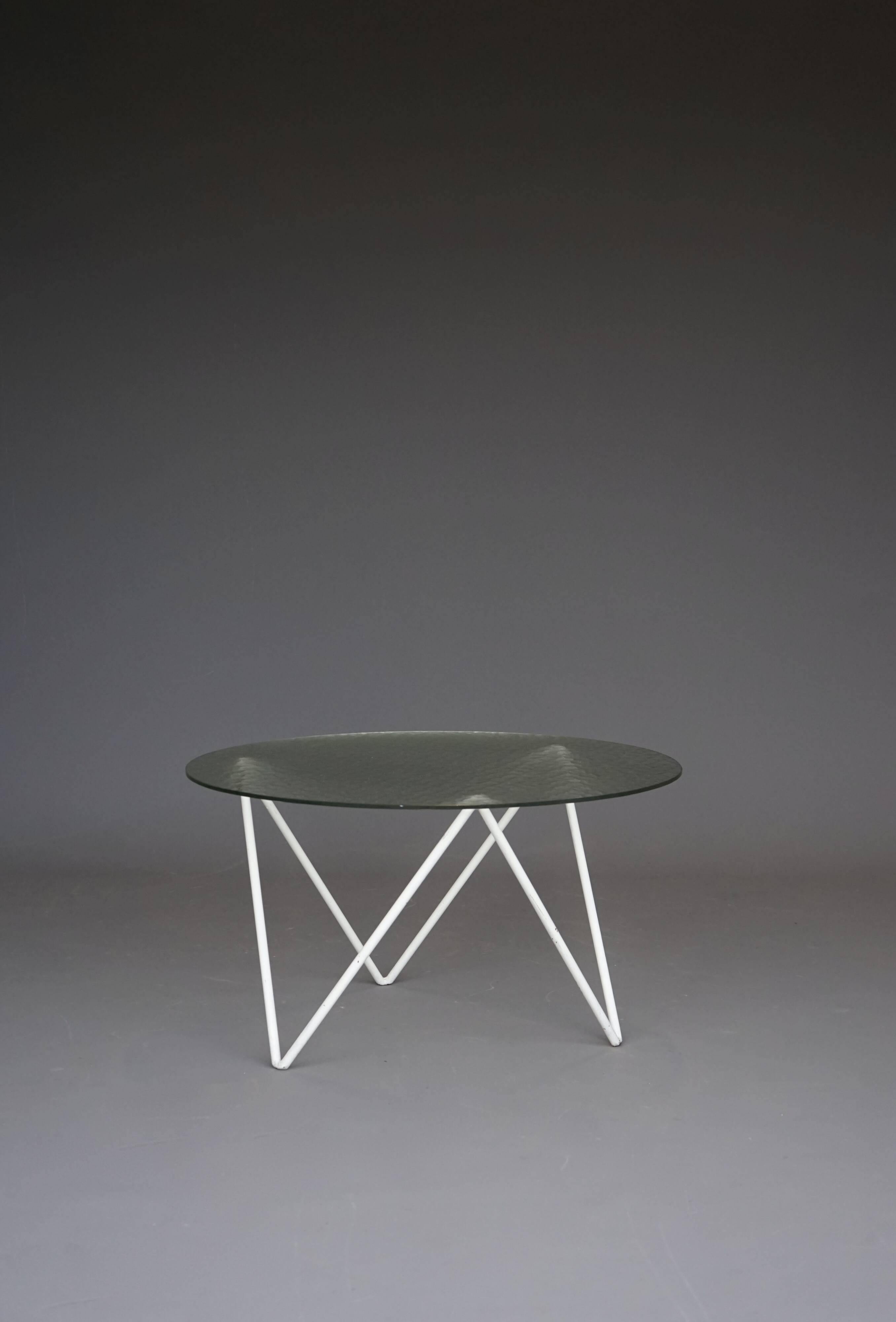 Table basse ronde minimaliste hollandaise. Années 1950
