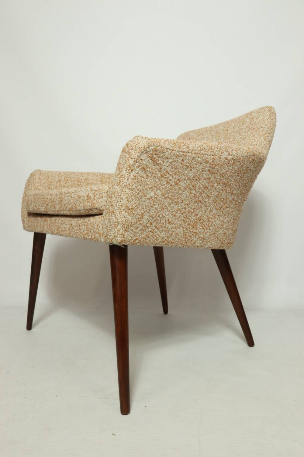 Modern fauteuil en bois orange polka dot bouclé tissus 1960 cocktail fauteuil de salon