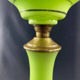 Grande lampe à huile en opaline verte à décor de guirlandes XIXe Napoléon III