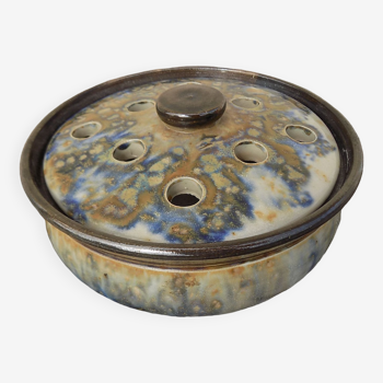 Stoneware pot, openwork lid