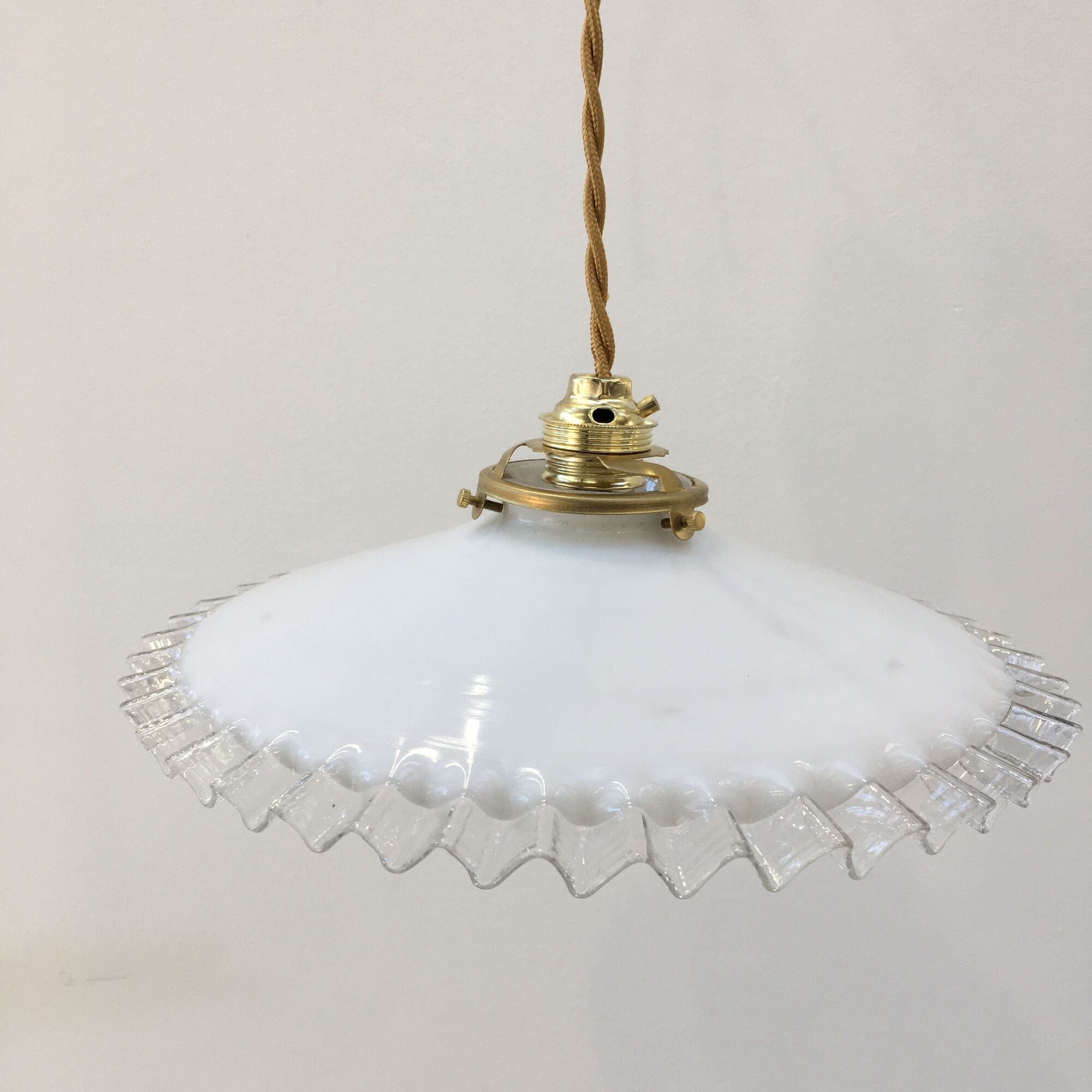 Trio de suspensions en opaline blanche et bords dentelés transparents