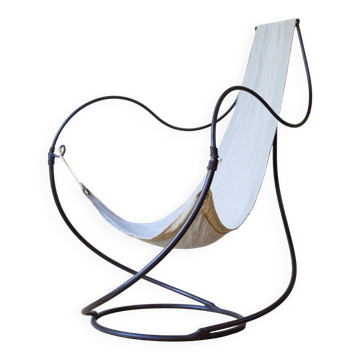 Fauteuil suspendu en fer forgé et toile écrue, François Liguori