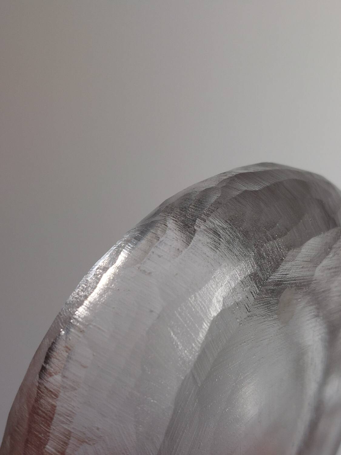 Cendrier vintage en verre de glace sculpté par Vicke Lindstrand pour Kosta Boda