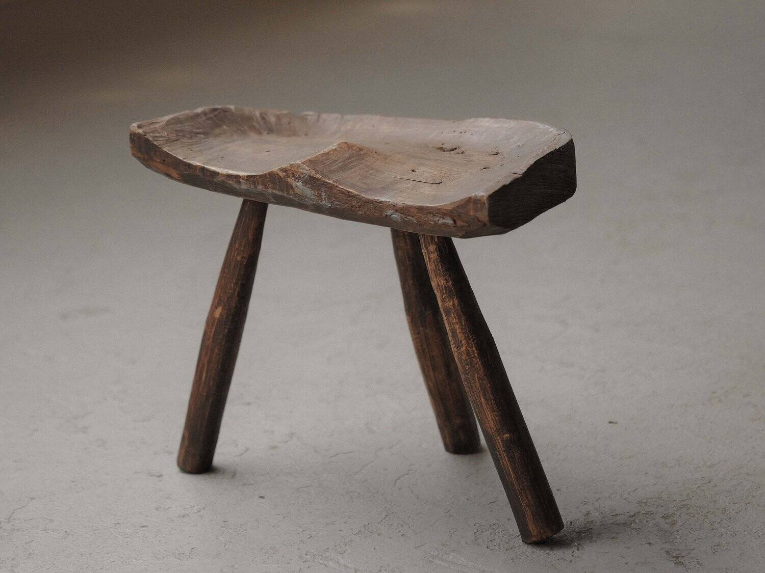 Milking stool in solid wood, Folk art, Cévennes, around 1900