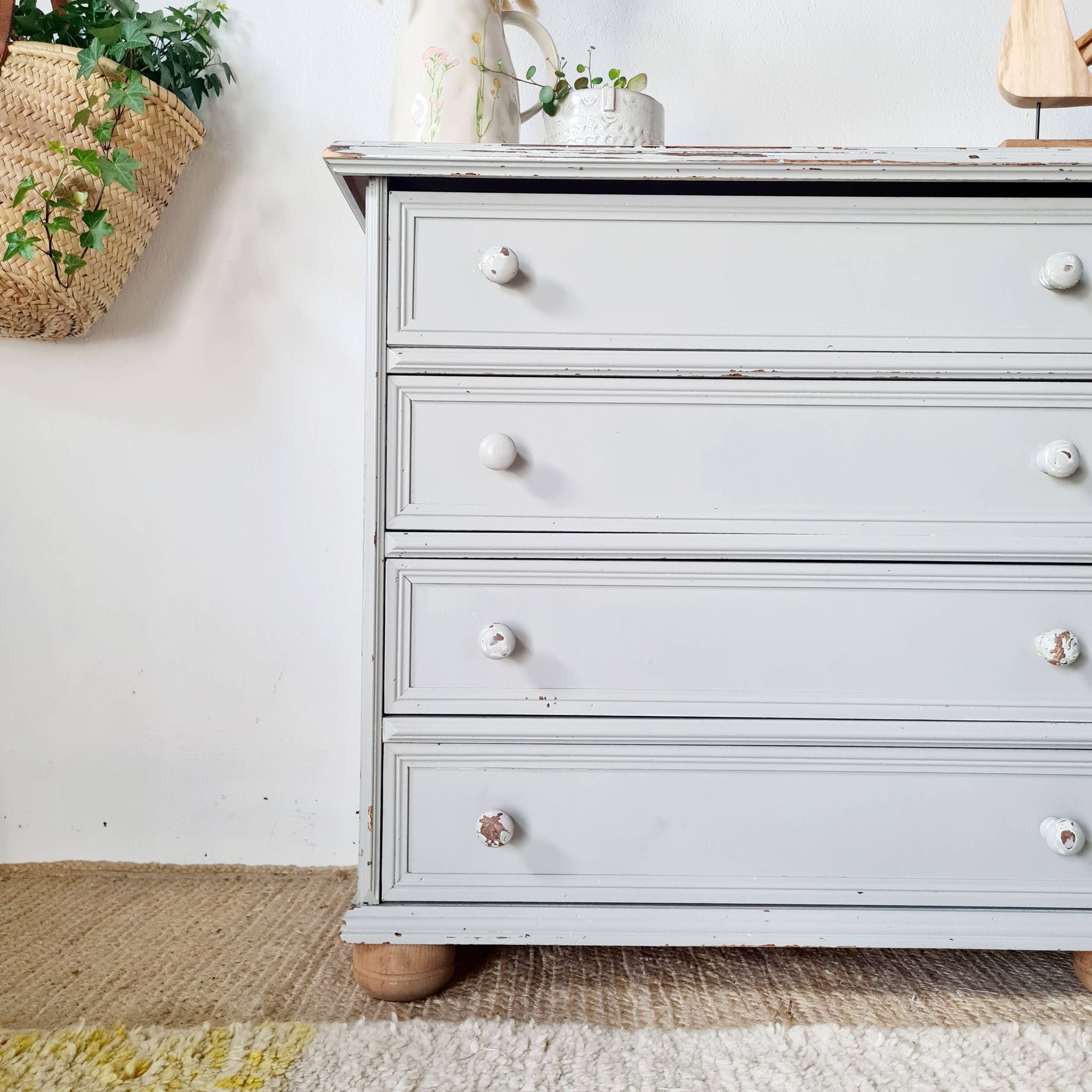 Antique chest of drawers with 4 drawers – Patinated pearl grey & ball feet