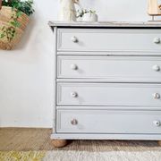 Antique chest of drawers with 4 drawers – Patinated pearl grey & ball feet