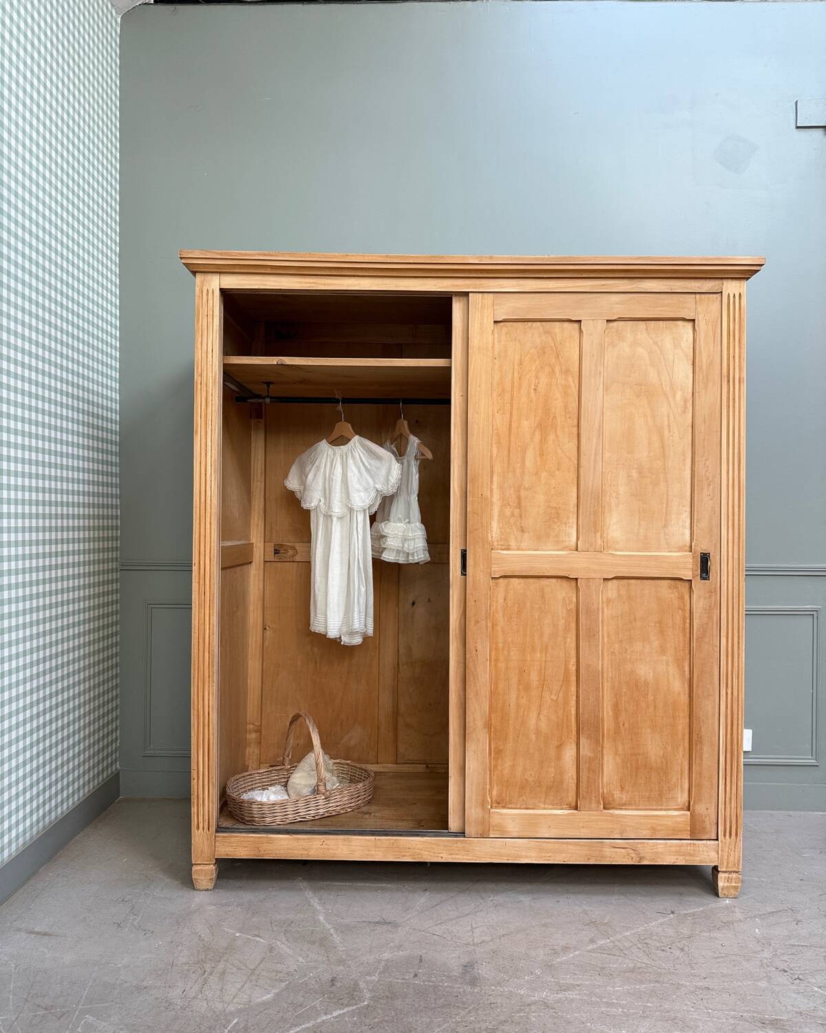Large Parisian wardrobe with sliding doors (renovated)