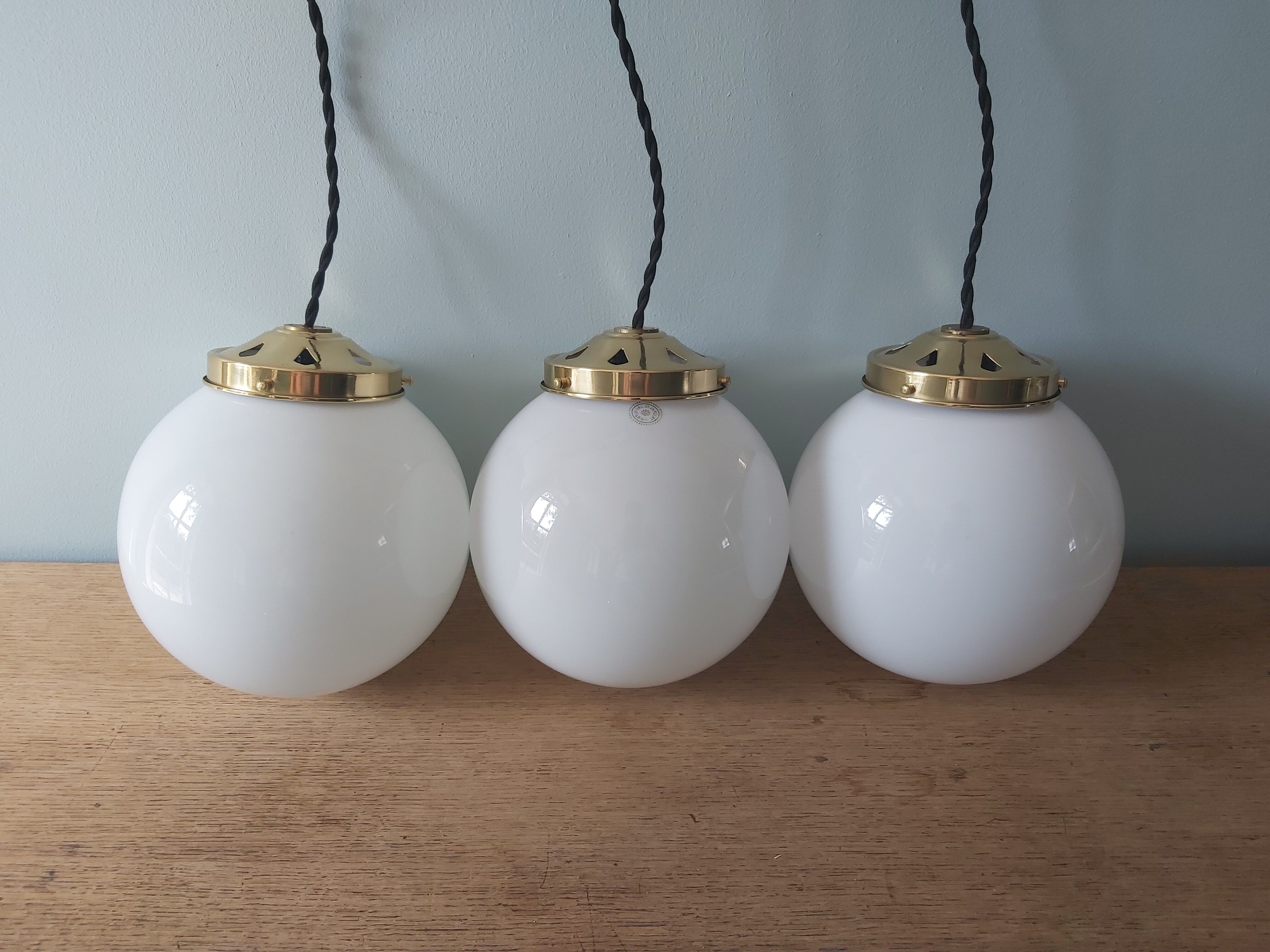 Lot de 3 suspensions art deco avec globe en opaline blanche