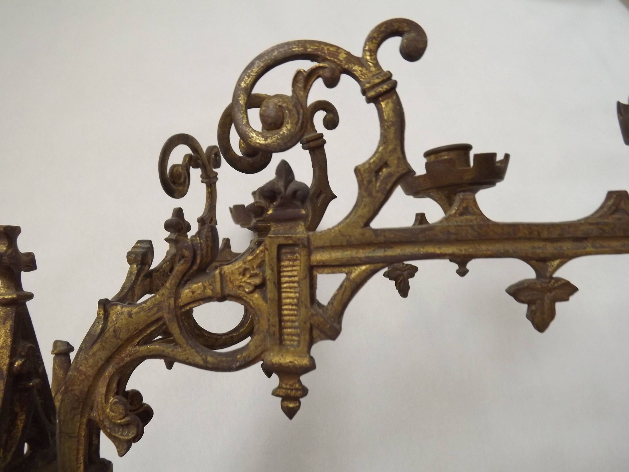 Ensemble élégant de trois appliques murales en bronze doré de style gothique français.