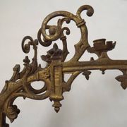 Ensemble élégant de trois appliques murales en bronze doré de style gothique français.
