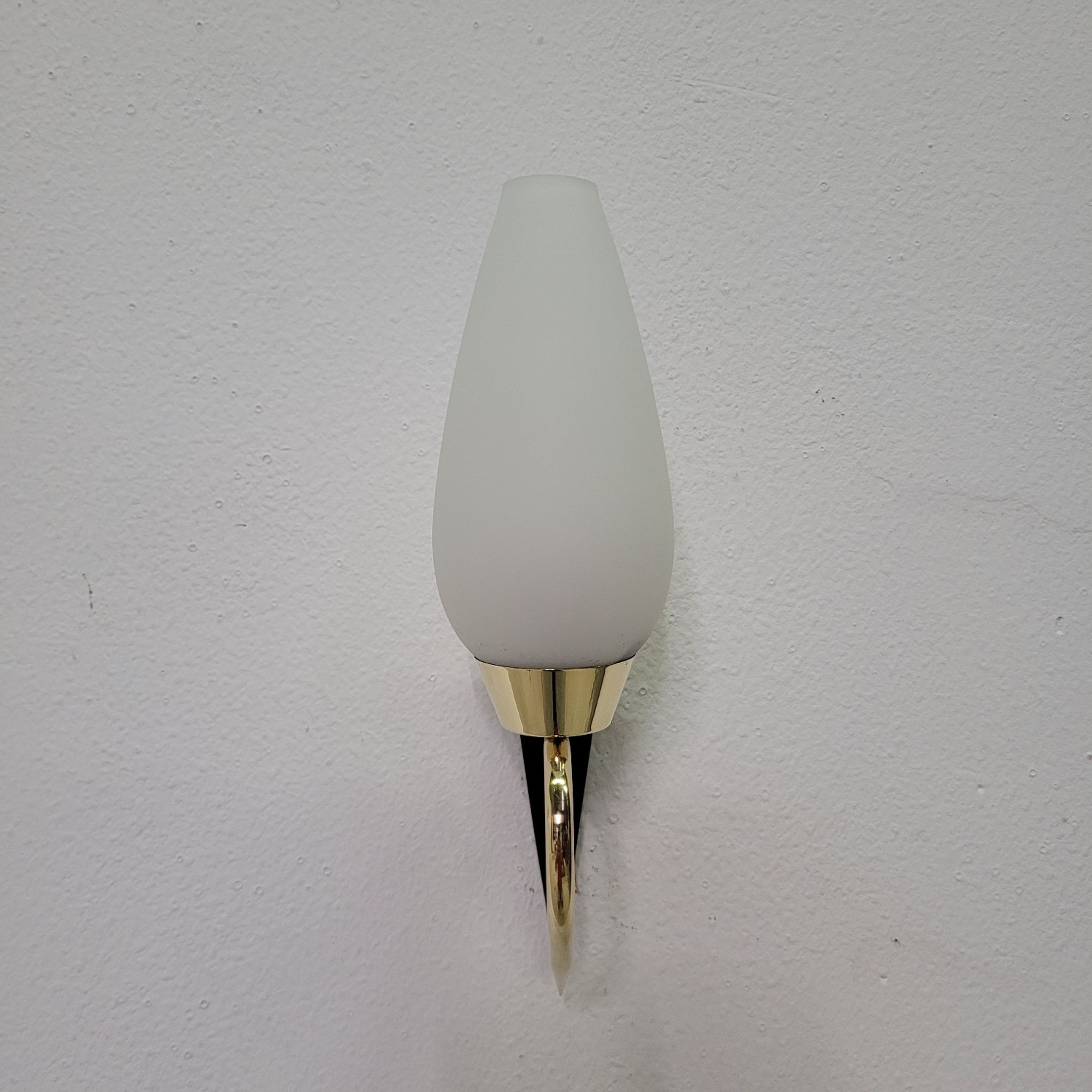 Pair of Arlus wall lights in brass, opaline and lacquered glass from the 1950s