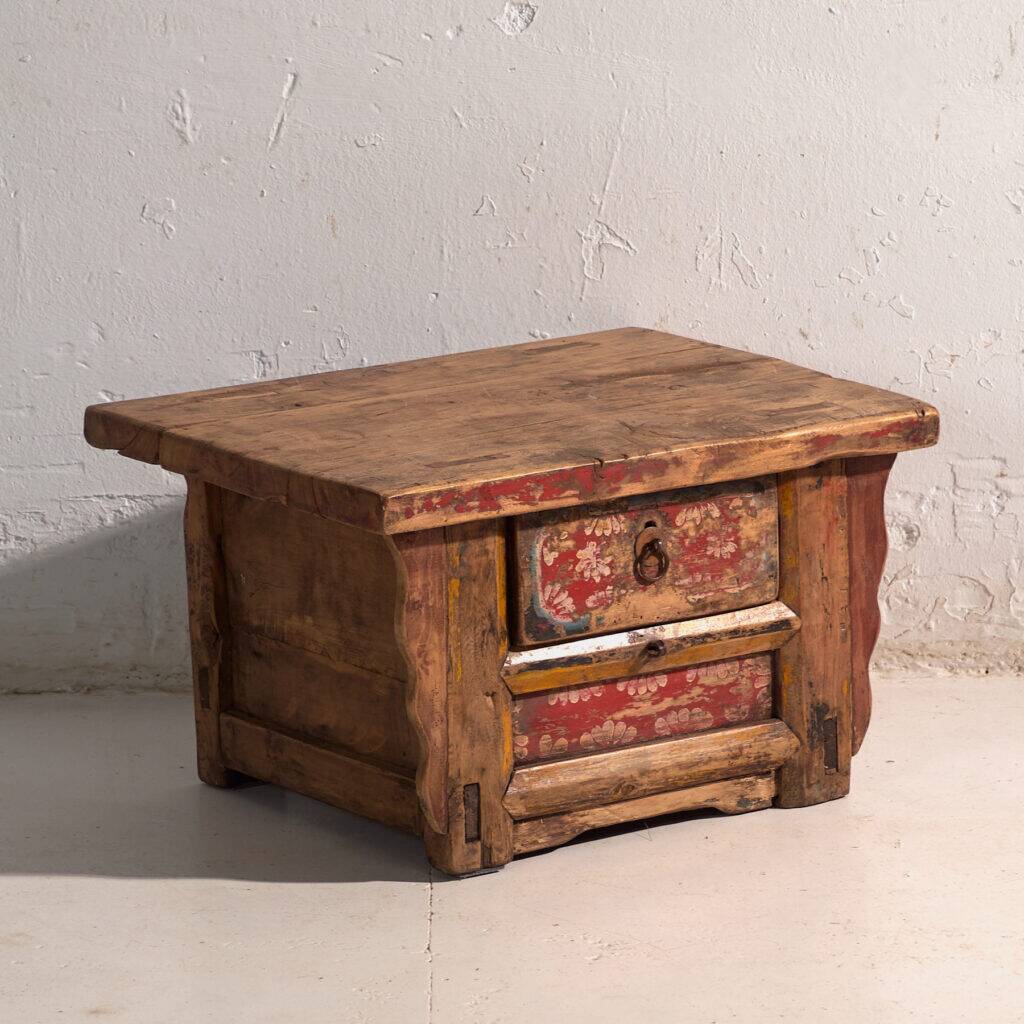 Table basse ancienne peinte en bois d’orme – Chine, vers 1900