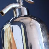 Siphon en métal argenté.