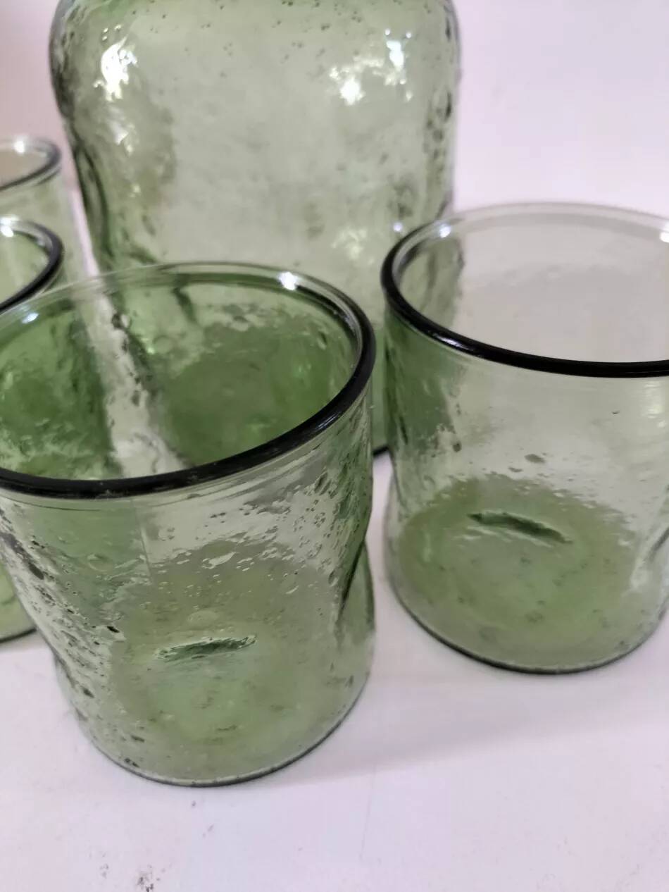 Carafe et gobelets assortis en verre moulé