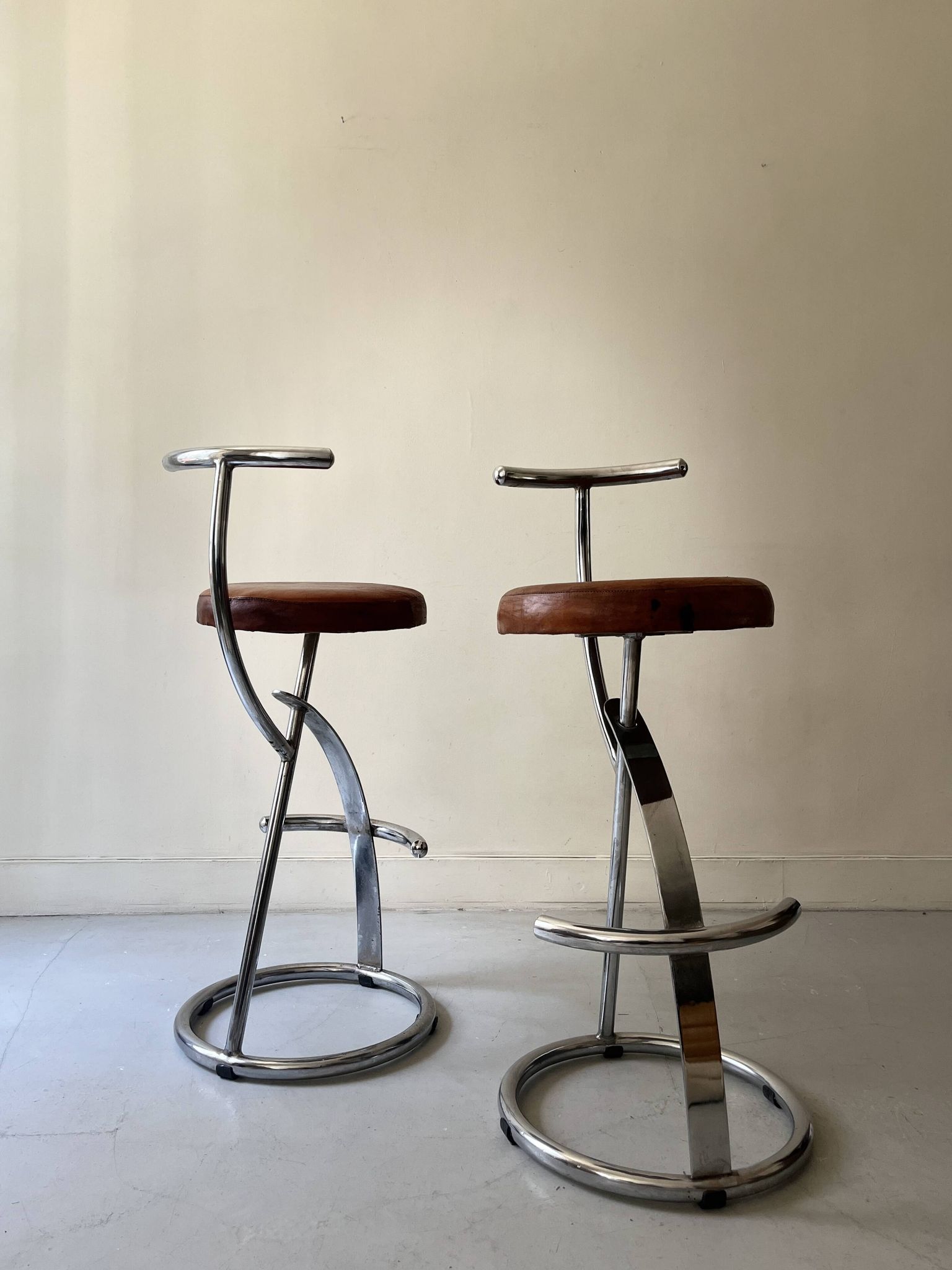 Bar stools in tubular chrome and tan leather, 1970s