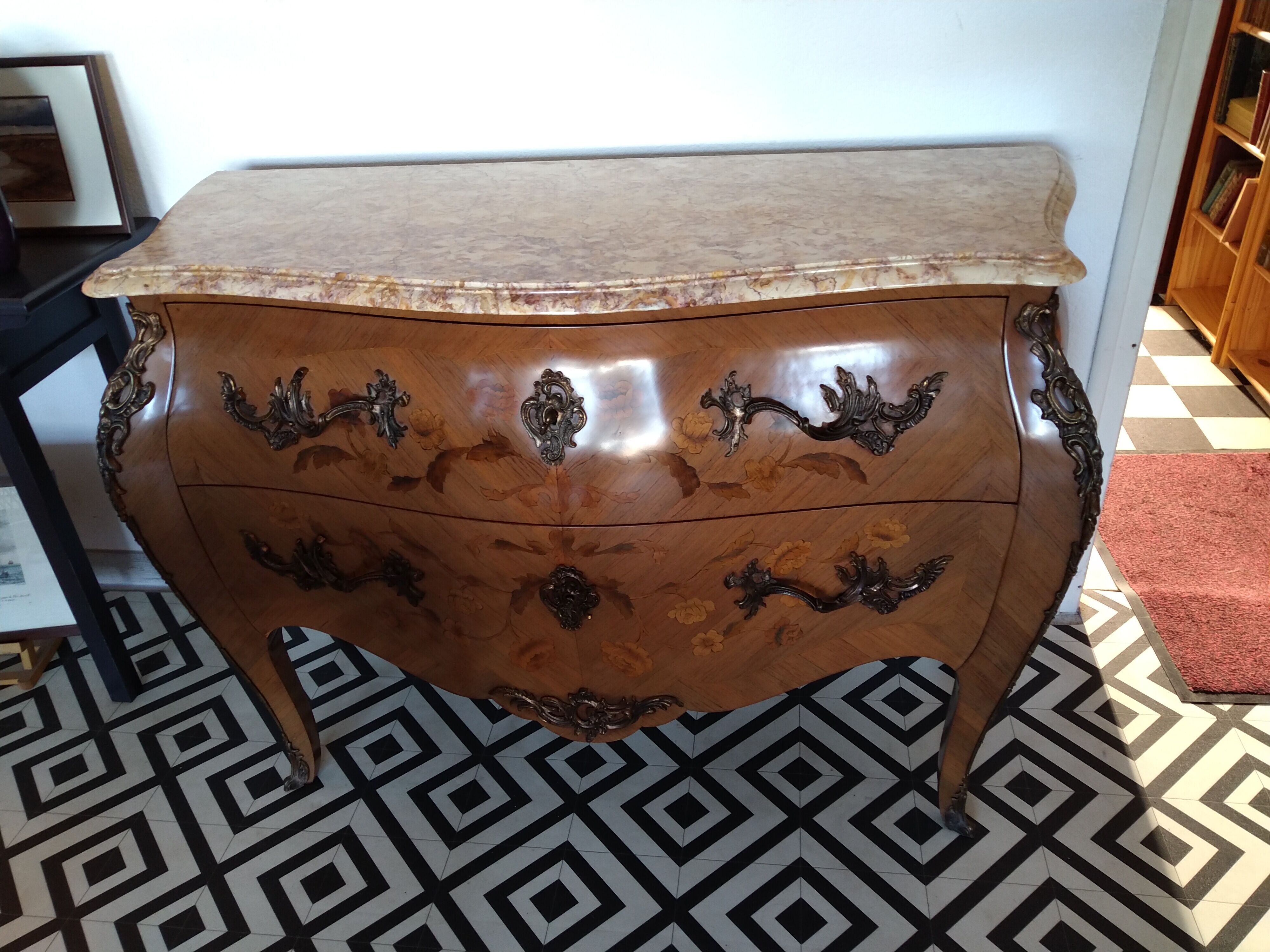 Curved Louis XV chest of drawers