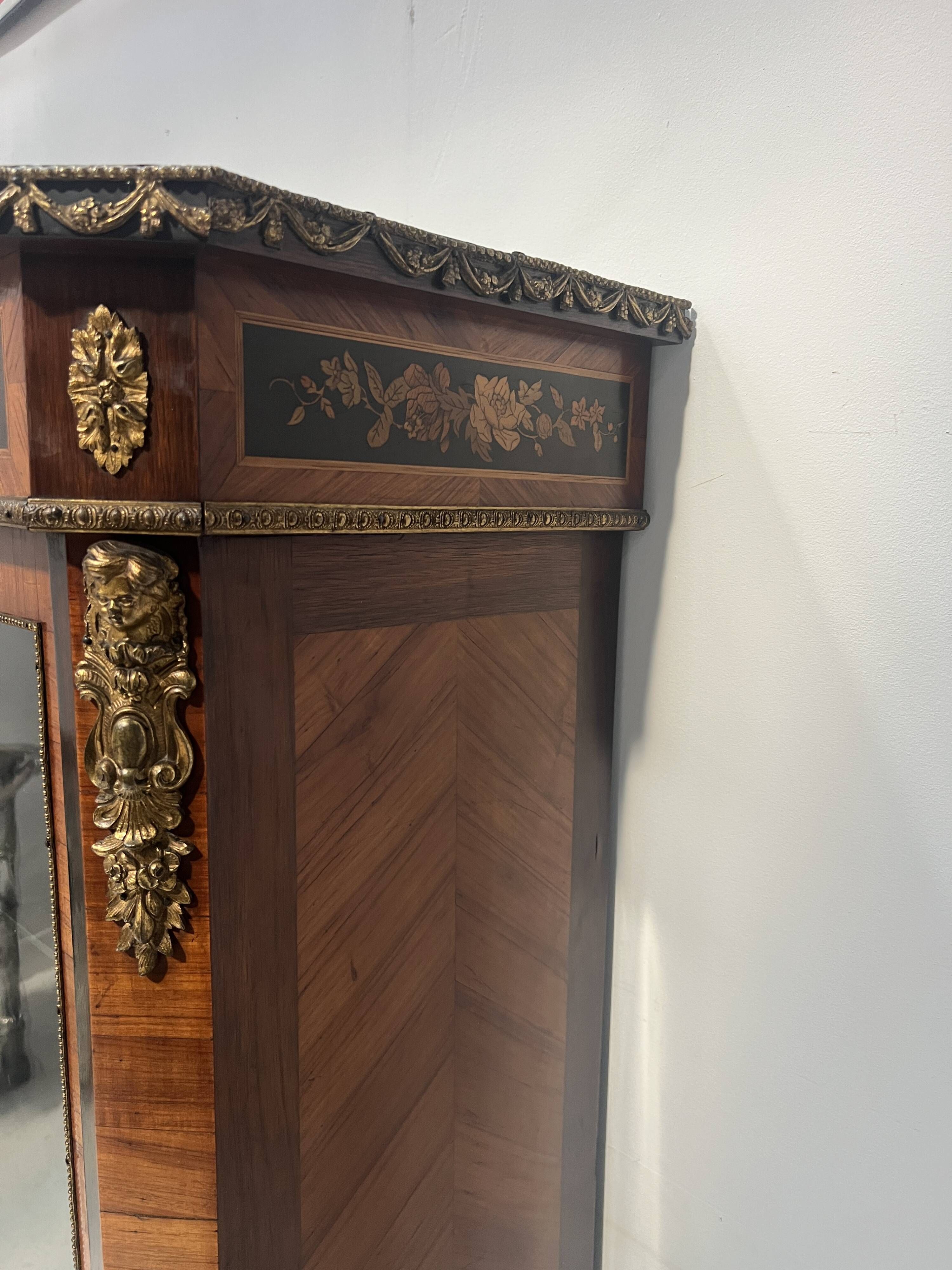 Napoleon III display cabinet in rosewood veneer and marquetry, 19th century.