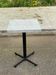 Table de bistrot carré en bois blanc pied central
