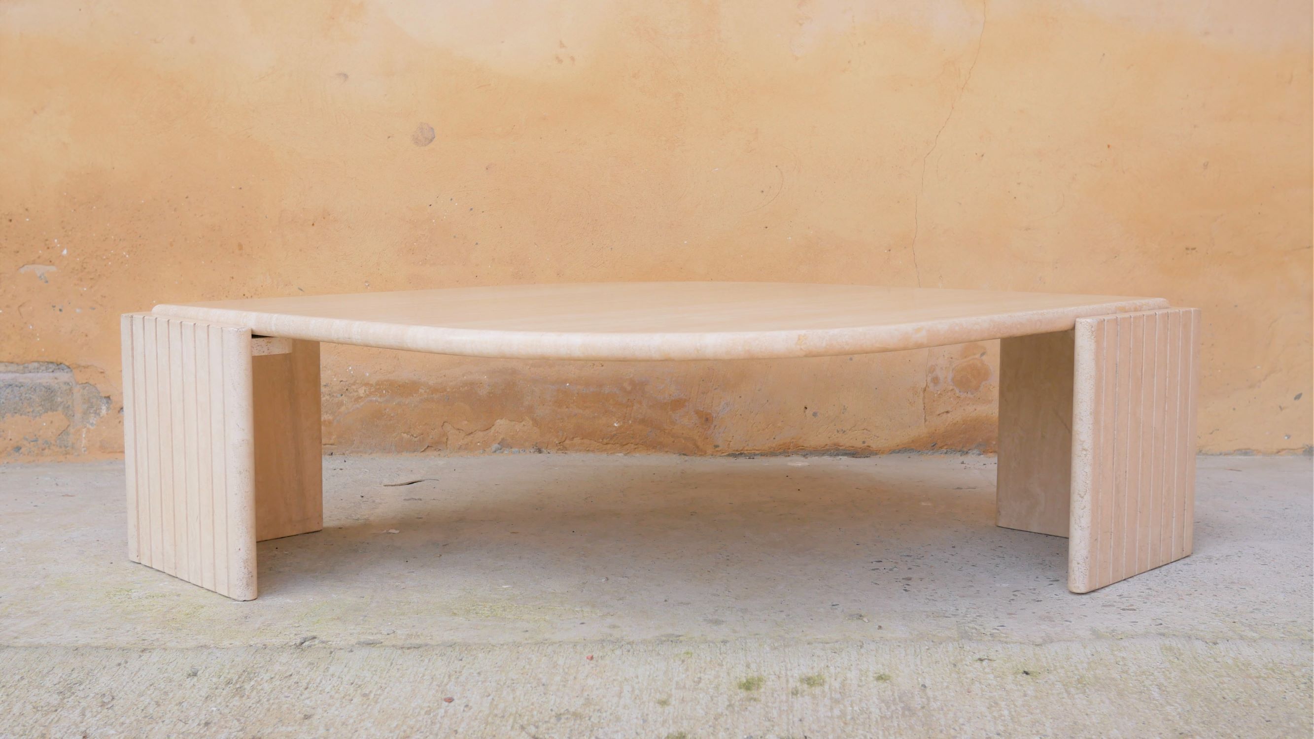 Table basse vintage en travertin par les éditions Roche Bobois