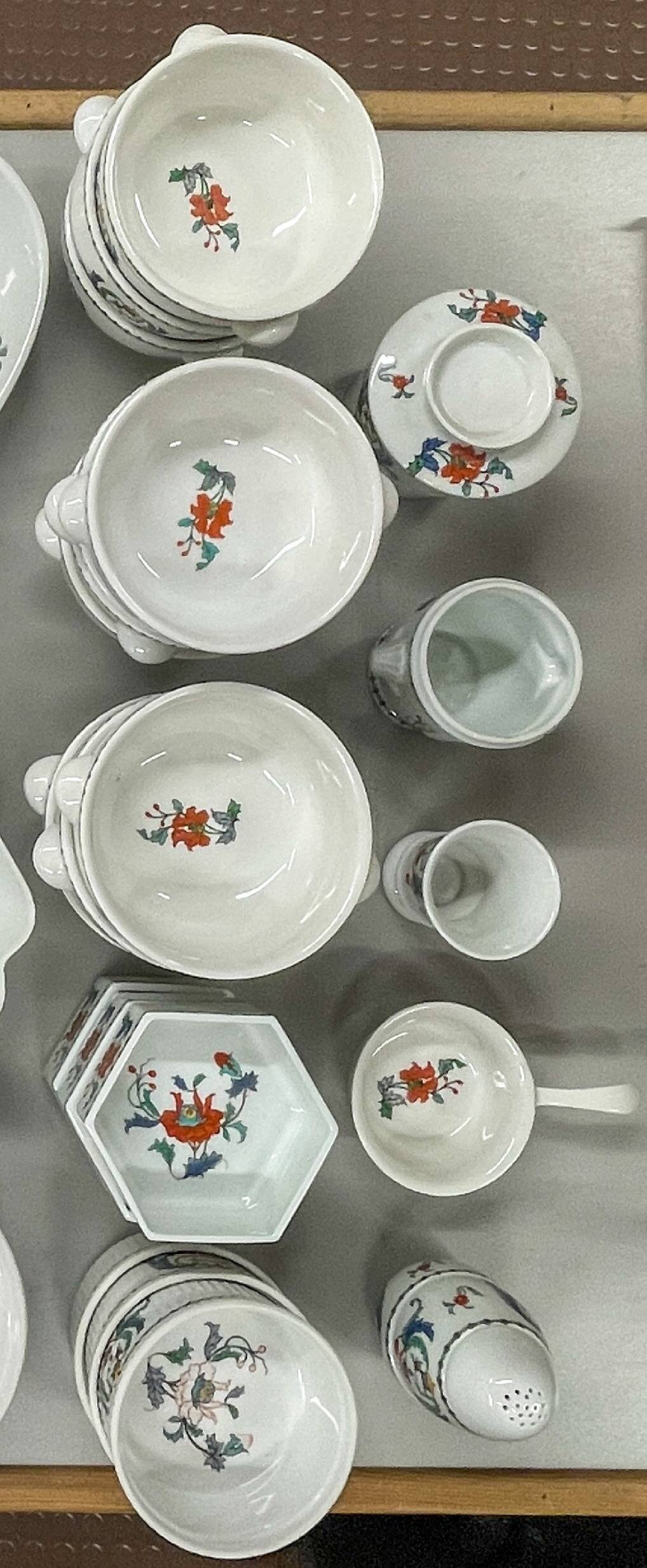 Service de table en porcelaine de Paris modèle décor Pavot, 21 pièces