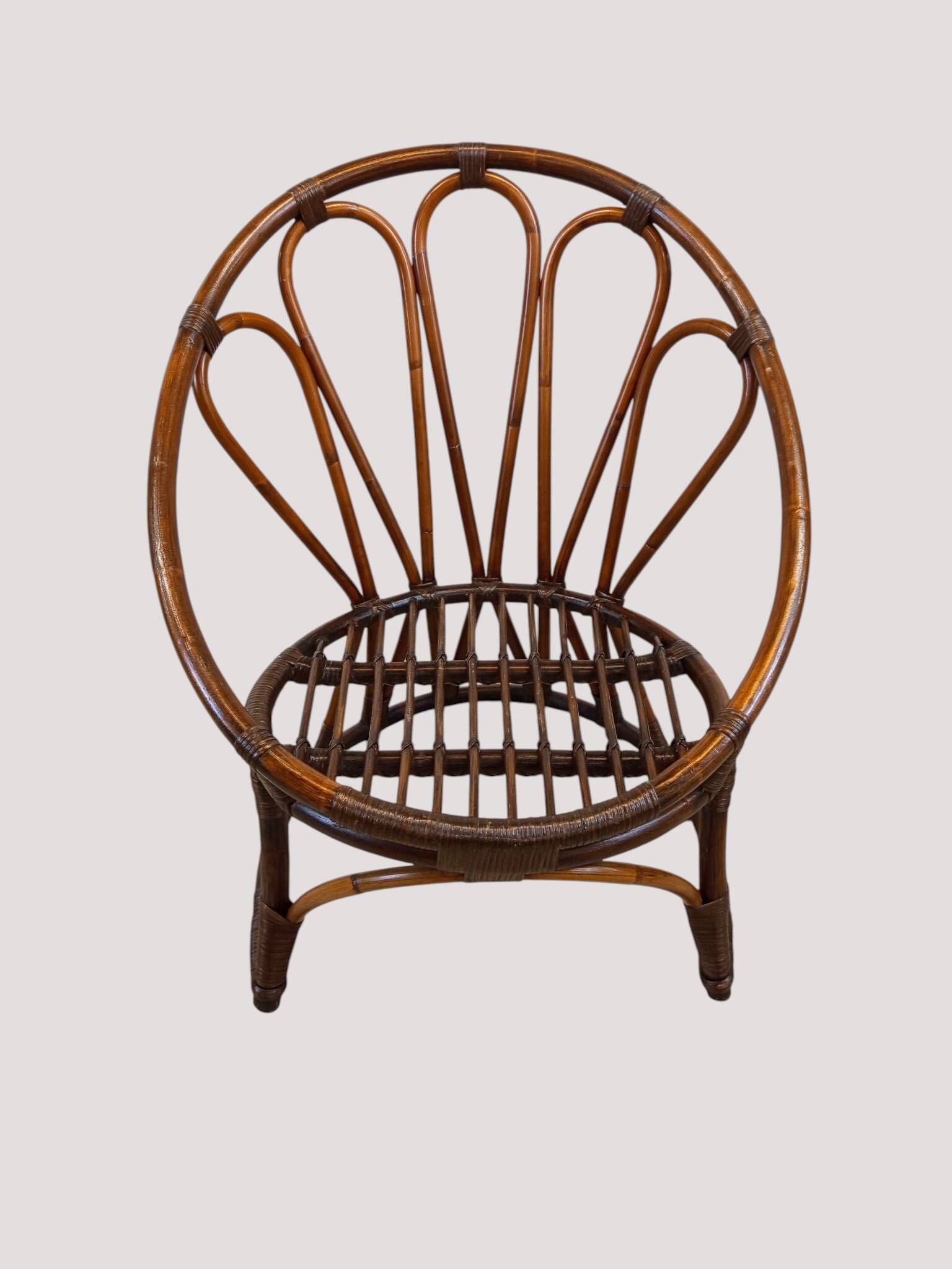 Fauteuil corbeille vintage en rotin à dossier soleil – Style Riviera, année