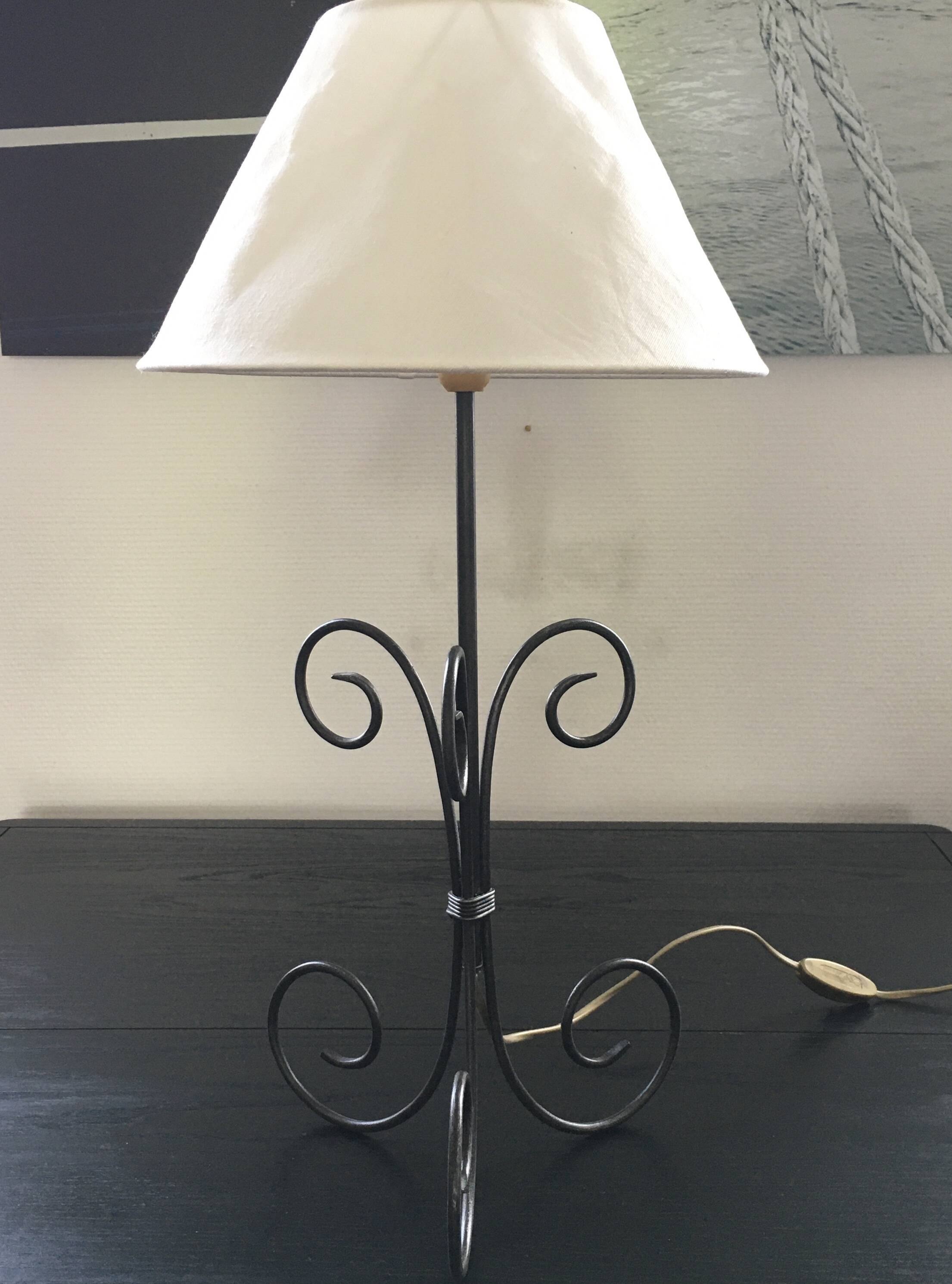 Tripod spiral lamp