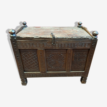 Afghanistan, Exceptional small wedding chest XIXth. Entirely carved with 19th herminette