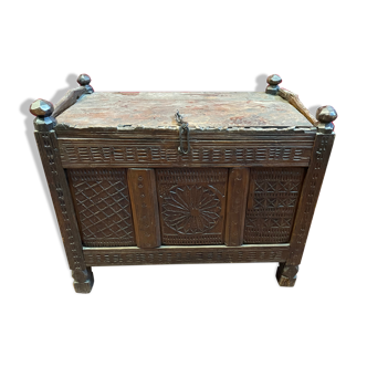 Afghanistan, Exceptional small wedding chest XIXth. Entirely carved with 19th herminette