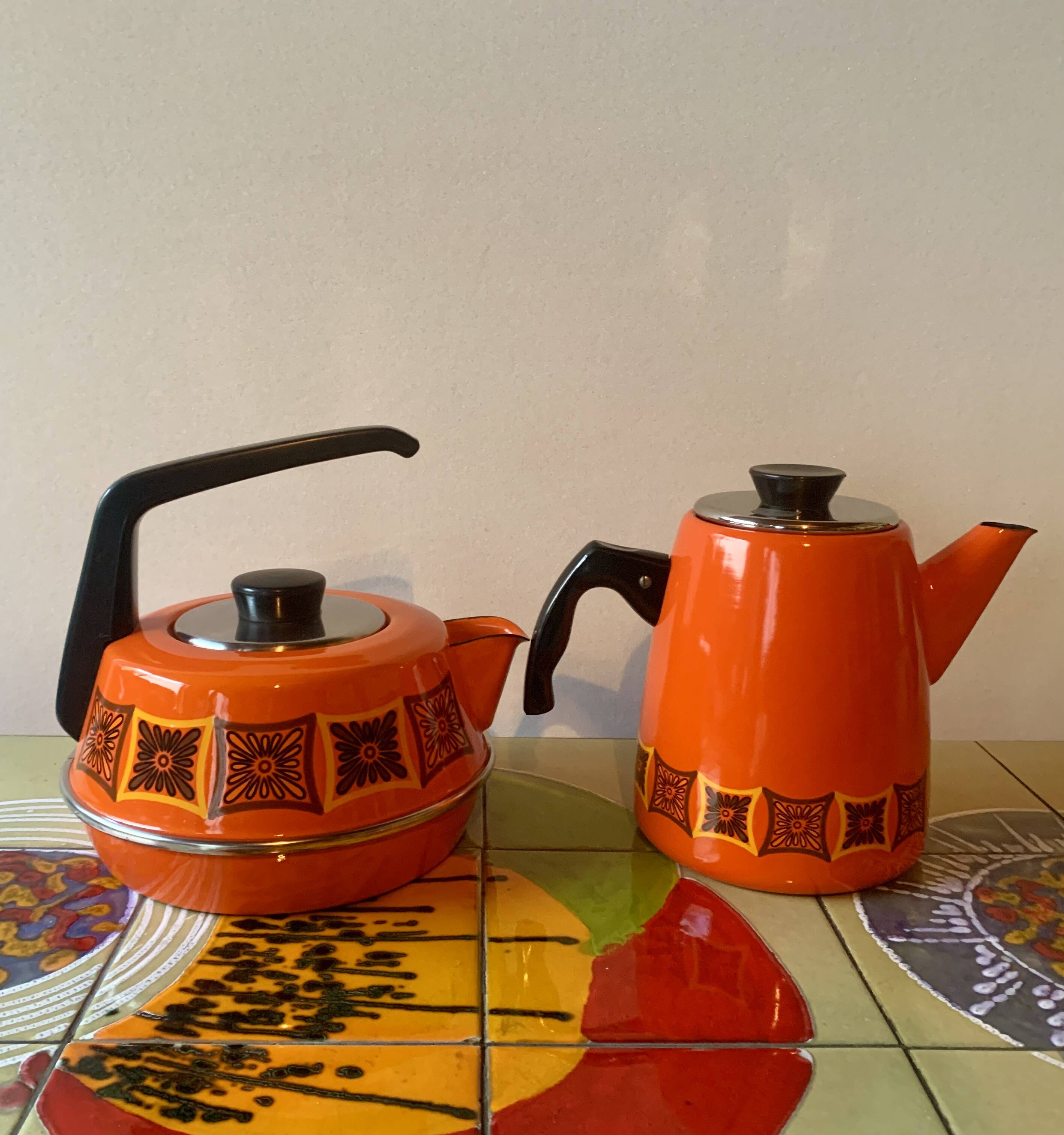 Bouilloire et cafetière vintage en métal émaillé et bakélite