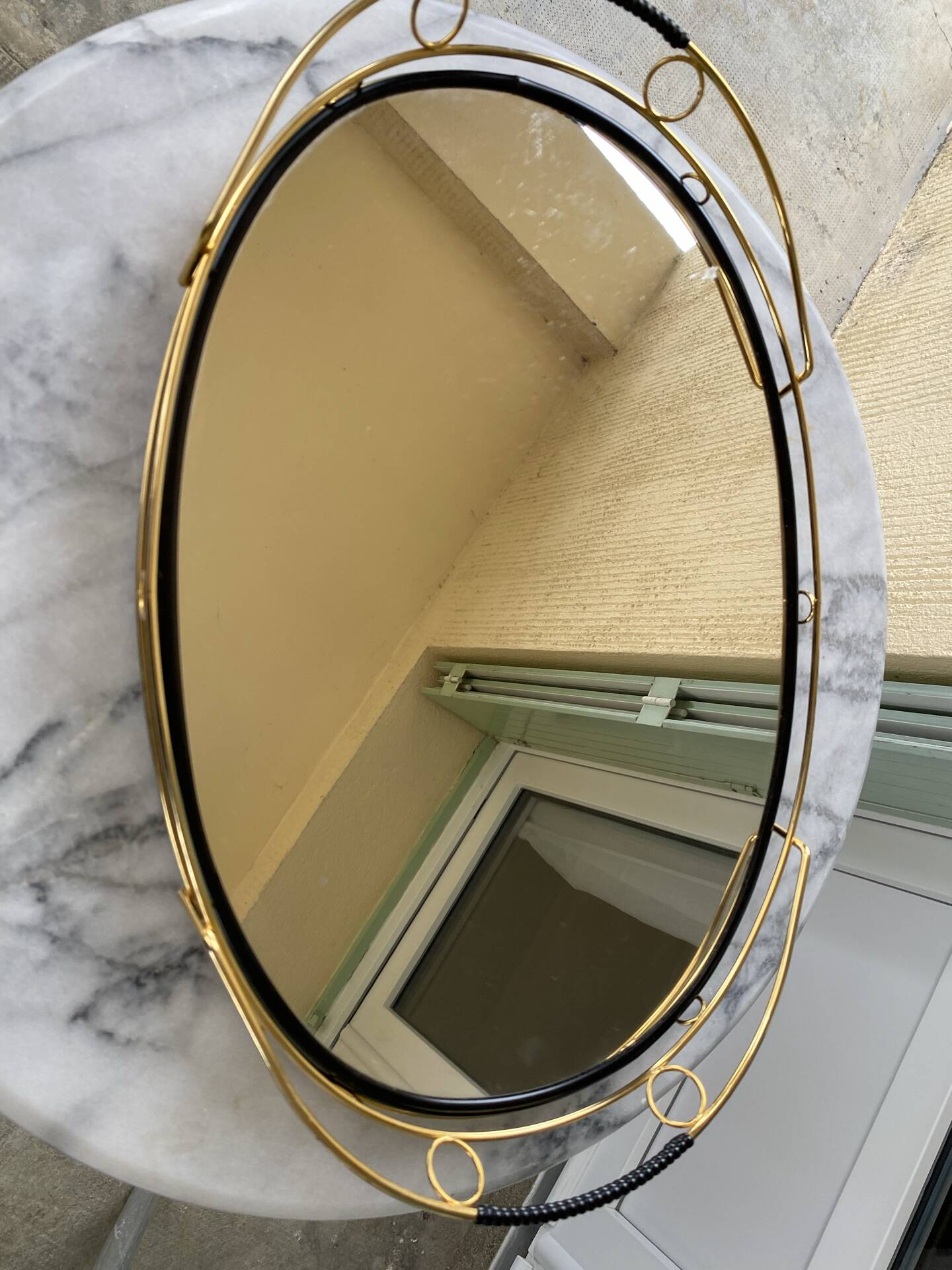 Vintage oval mirror plateau in gilded brass & black scoubidou — 1970s