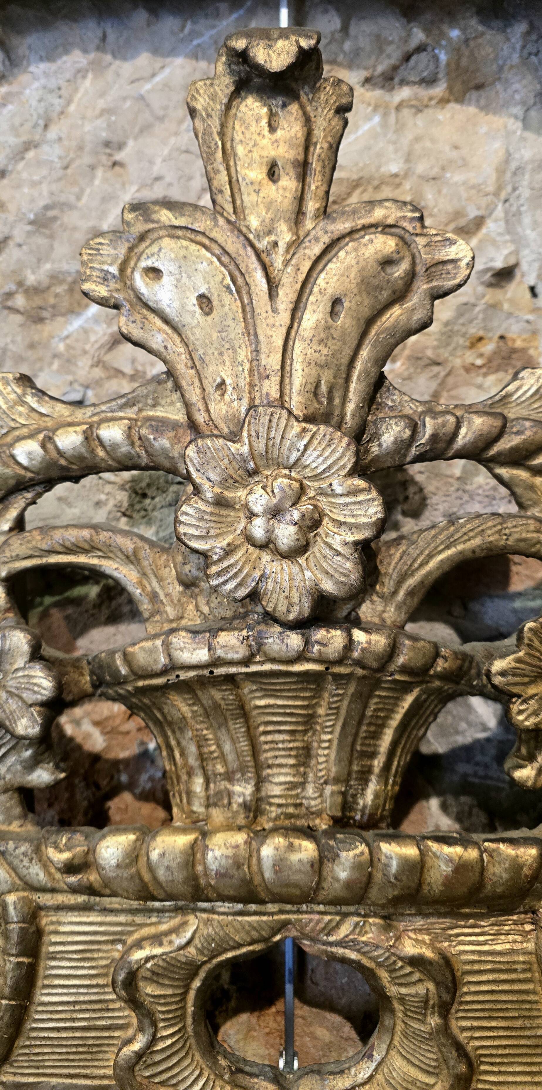 Regency period mirror with a carved and gilded wooden pediment – 18th century