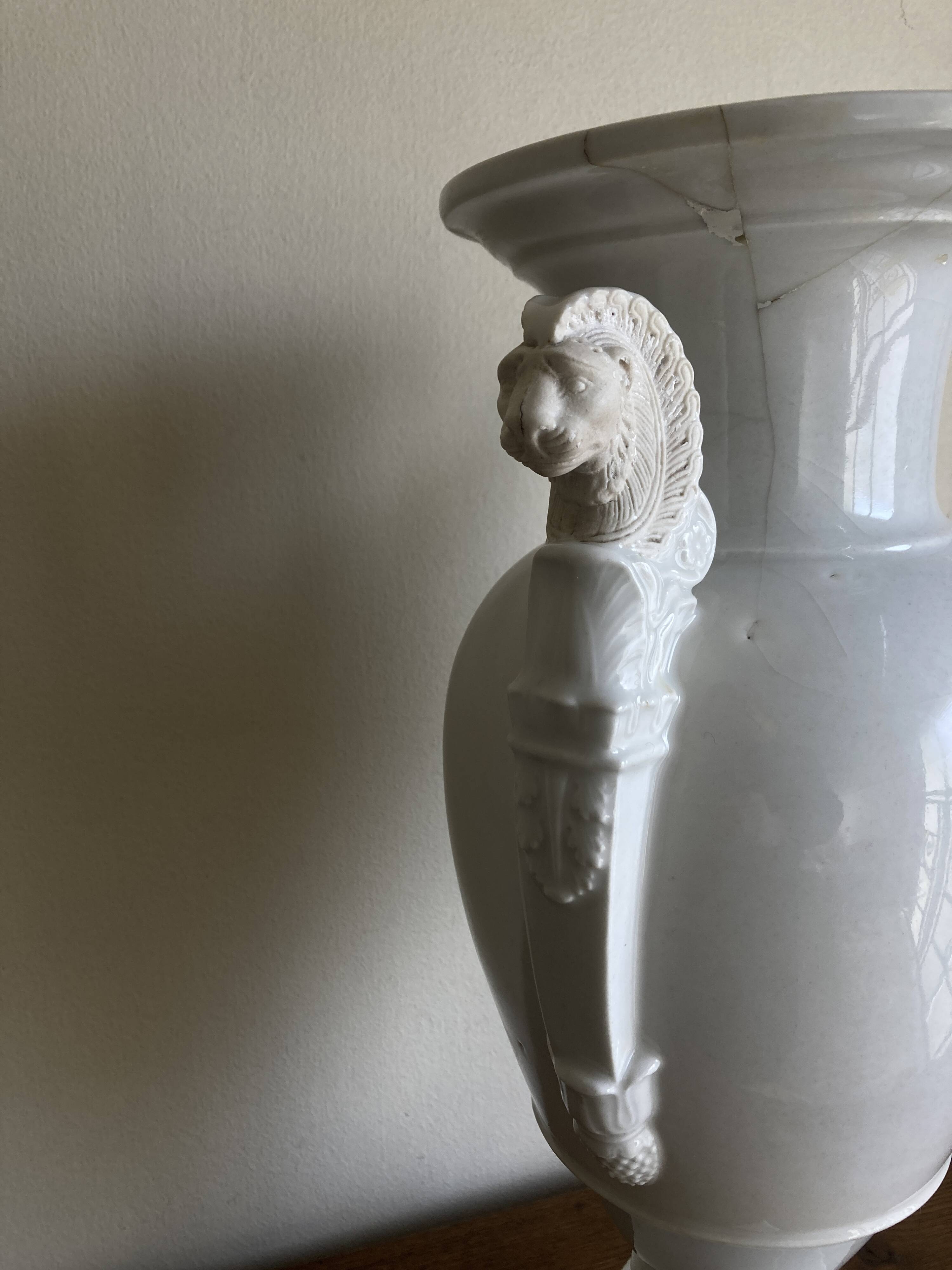 XXL white lion head neo-classical amphora vase from the Empire Consulate.