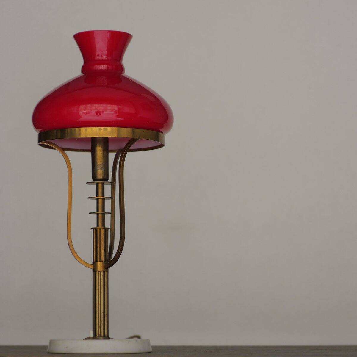 Table lamp in brass, glass and marble attributed to Stilux, Italy, 1950s.