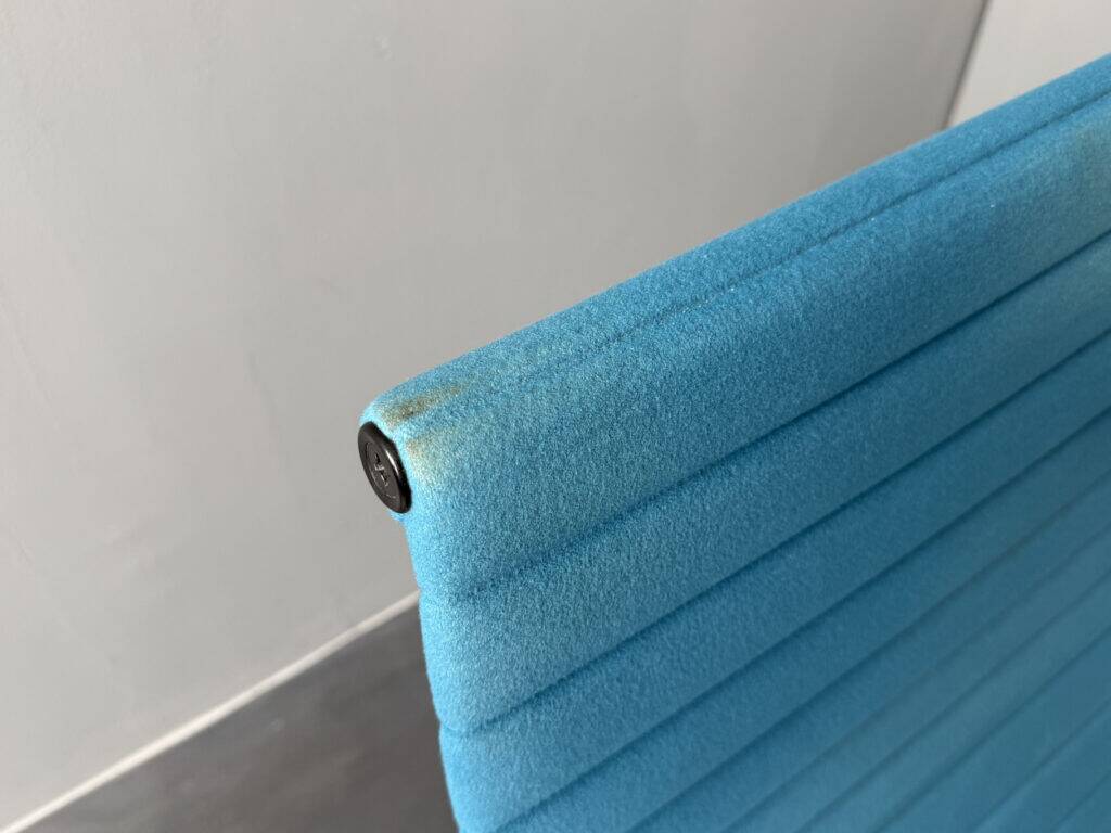 EA-124 office chair, aluminium chair, Hop Sak, turquoise blue, by Charles & Ray Eames for Vitra, Norway, 2000s. Swivel and tilt function.